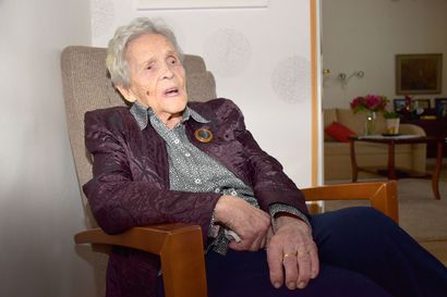 Pirteä 100-vuotias lausui juhlissaan ulkomuistista runon - Posiolainen Hellin Pekkola hauskutti juhlayleisöä: "Ei vielä ole tarvinnut käydä muistiklinikalla"