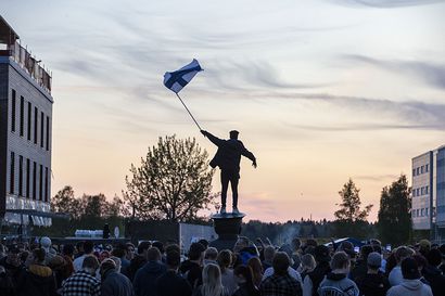 Sinivalkoista juhlahumua – katso kuvia kiekkokansan juhlinnasta Oulussa ja Tampereella