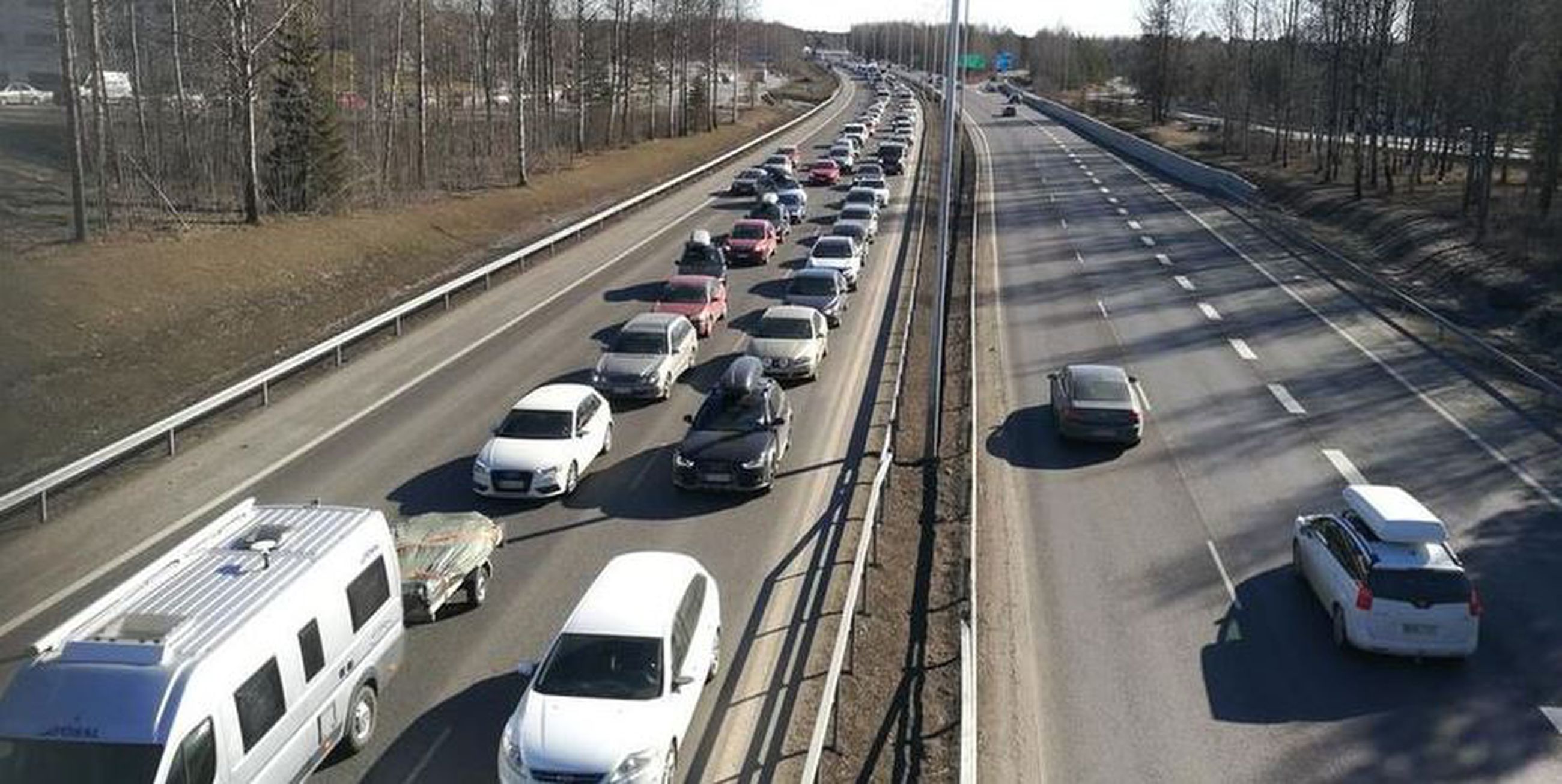 Viiden auton ketjukolari ruuhkauttaa liikennettä Pohjantiellä Oulussa |  Lapin Kansa
