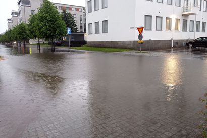 Oulussa vettä tulvi teille ja kaduille – autoilijan kannattaa varoa syviä lätäköitä