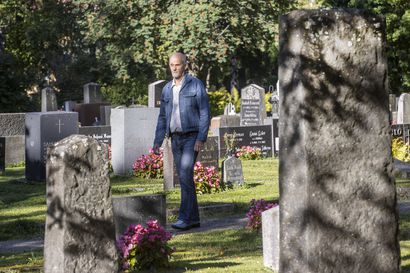 Antti Alaviitala on vapaaehtoinen viimeisen matkan saattaja – kaupunkiseurakunnissa hautajaisvieraat vähenevät ja ikääntyvät