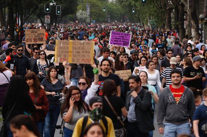 Chilen presidentti Sebastián Piñera harkitsee yhdeksän ministerin erottamista – mielenosoitukset ovat jatkuneet maassa jo viikon