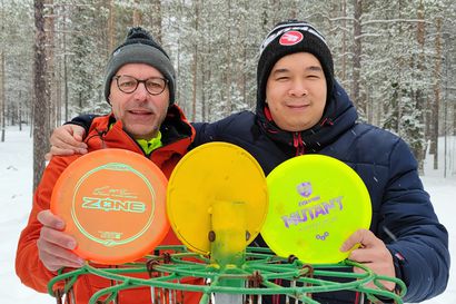 Frisbeegolfin suosio kasvanut hurjasti Rovaniemellä – lajiseurat toivovat harrastajia mukaan toimintaansa