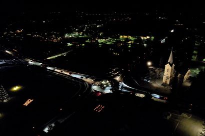 Katso video: 1 084 ulkotulta viitoittaa tien uuteen vuoteen Tyrnävällä – kolmannen kerran järjestettävä valojuhla valaisee 10 tiekilometriä