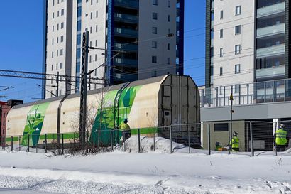 Junan autovaunu suistui raiteilta Oulun aseman läheisyydessä – junaliikenne sujuu normaalisti