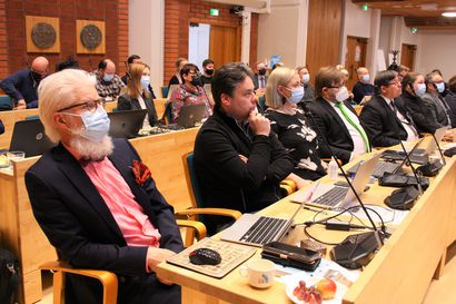 Kuusamon Perussuomalaisten valtuustoryhmän puheenjohtajuudesta edelleen kahta mieltä – Tero Kokko sanoo sovun vuoksi antavansa Tarja Leinonen-Viinikan hoitaa tehtävää tämän vuoden