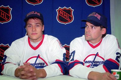 Numminen ja Selänne villitsivät Winnipegissä vielä kerran – Jets liitti takavuosien suomalaispelaajat kunniagalleriaansa