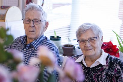 Jouni ja Hilkka kastettiin aikanaan samalla vedellä ja vuosia myöhemmin he kohtasivat linja-autossa matkalla Juntusrantaan – siitä alkoi yhteinen tarina, joka on kestänyt jo yli 60 vuotta