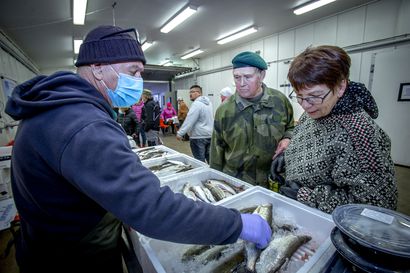 Kalamarkkinoiden myöhentäminen kannatti: markkinaväelle oli tarjolla entistä enemmän paikallista kalaa