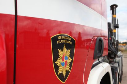 Autiotalo roihusi yöllä liekkimerenä Raahessa – läheisen kuusikon palo estettiin