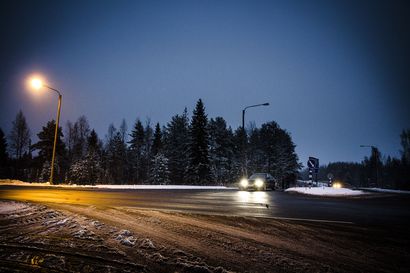 Pimeät valopylväät herättävät hämmennystä eri puolilla Rovaniemeä – Vikajärvellä poistettiin valotolppia, jotta tuulivoimalan osia kuljettavat ajoneuvot mahtuivat kääntymään