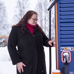 Nyt virtaa saa myös Karhuntassusta – Kuusamon sähköautojen latausverkko täydentyi yhdellä, koko Suomen tasolla on nähty hurjaa kasvua