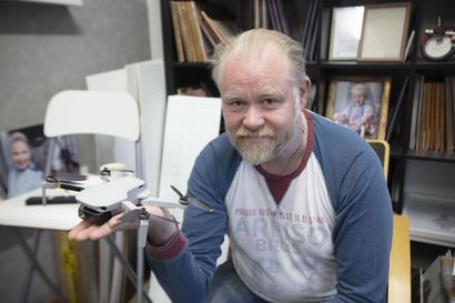Kemiläiselle Mika Ahoselle lentoturvallisuus ja ilmatilarajoitukset ovat tuttua kauraa – droneasetuksen myötä lennättäjien ja ilmakuvaajien pitää läpäistä nettitentti