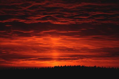 Ilta-aurinko maalasi taivaalle hurjan väriloiston Oulun seudulla – meteorologi kertoo, miksi taivas paloi