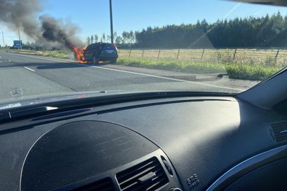 Henkilöauto syttyi tuleen Pohjantiellä – tilanteessa ei henkilövahinkoja
