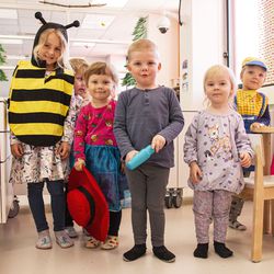 Seikkailuja lähimetsässä, hauskoja leikkejä ja ympäröivän maailman tutkimista – Oulun kaupunki tarjoaa lapsille maksutonta avointa varhaiskasvatusta