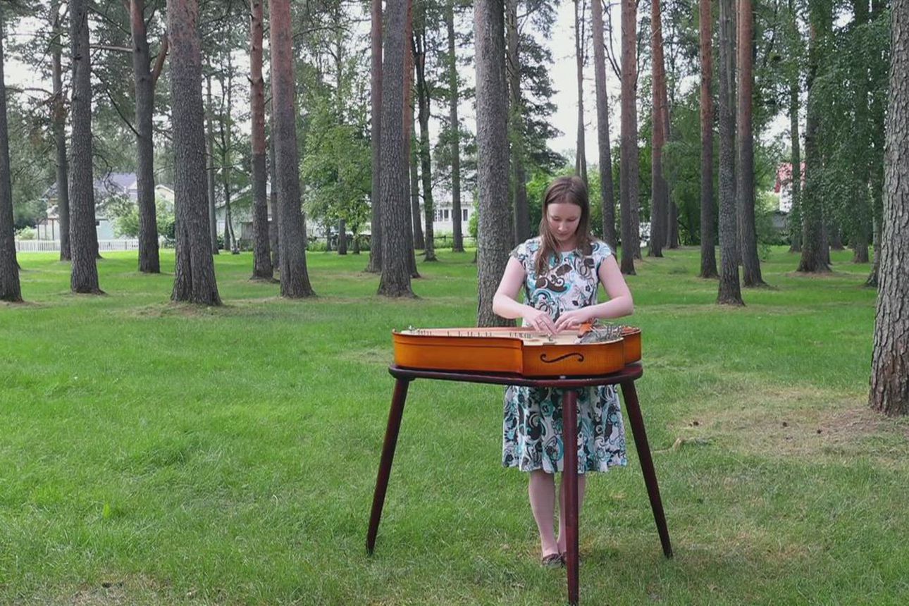 Näin kantele soi luonnonhelmassa – Katri Kangas esittää konserttikanteleella itse säveltämänsä Ihme-kappaleen