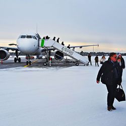 Rajanylityksiä tehtiin viime vuonna Kuusamon lentoasemalla ennätyksellisen paljon – liikenne Kuusamon rajanylityspaikalla laski entisestään