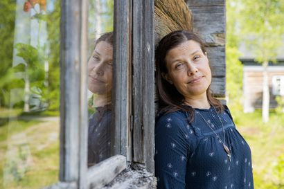 Kirjailija Johanna Pentikäinen kirjoitti romaanin Kuusamon saamelaisten menettämistä oikeuksista ja haluaa tuoda vaiettuja tarinoita esille: "On todella erikoista, miten yhdellä ihmisellä on ollut noin paljon valtaa"