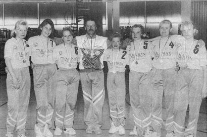 Pallo-Karhujen juniorityö niitti hedelmää – C-tyttöjen lentopallon SM-hopeaa juhlittiin 30 vuotta sitten