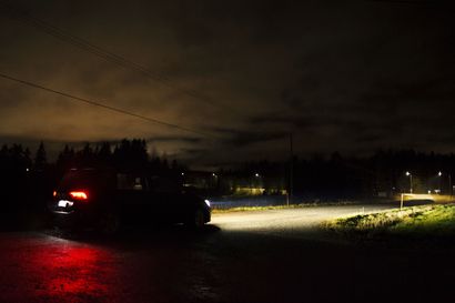 Tien päällä on pimeää jo iltakahdeksalta – varmista, että autossasi palaa takanakin valot