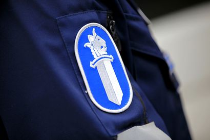 IS: Kirveen kanssa liikkunut sekava nainen poistettiin Oulun rautatieasemalta