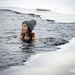 Veera Tikkinen teki ison elämäntaparemontin ja jäi samalla koukkuun talviuintiin – Mutta miksi kylmä vesi tuntuu niin hyvältä?