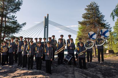 Lapin sotilassoittokunta laulattaa yleisöä Rovaniemellä torstaina