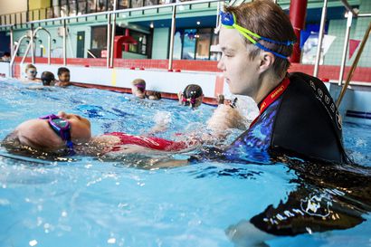 Uimataidon ensimetreillä – Lapin kesäuimakoulujen paikat ovat täyttyneet tänä vuonna ääriään myöten