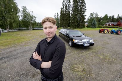 Roope Arffman hankki 17-vuotiaana poikkeusluvalla ajokortin ja 18-vuotiaana takana oli jo taksikorttia varten vaadittu vuoden ajokokemus – nyt hän kuskaa asiakkaita 8,5-metrisellä limusiinilla