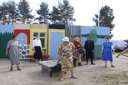 Komedia kyläelämästä versioidaan kesäteatterin lavalla tänä kesänä – Pudasjärven Näyttämö ponnistaa pikkuhiljaa jaloilleen