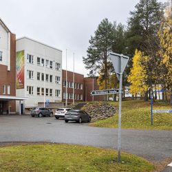 Lapin ammattikorkeakoulu etsii ostajaa isolle koulurakennukselle Rovaniemellä – entisen kauppaoppilaitoksen tiloissa toimii muun muassa Rovaniemen steinerkoulu