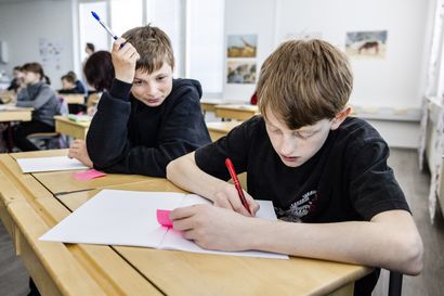 Sodan jaloista koulun penkille: ukrainalaislasten opetus on päässyt vauhtiin Rovaniemellä ja Kemissä