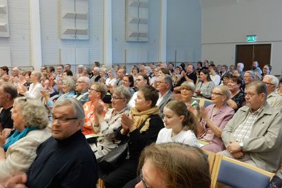 Katso kuvagalleria: Naiskuoro Välke ja Seniorimieslaulajat viihdyttivät yleisöä ikivihreillä lauluilla Merkuriussalissa