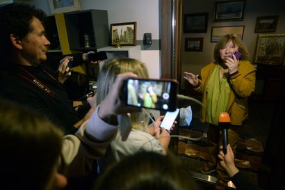 Nobel-kirjailija Svetlana Aleksijevitsh kutsui toimittajat kotiinsa tuntemattomien pyrittyä sisään – "Terroria kansaa vastaan"
