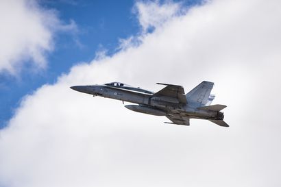 Katso huima videopätkä: ilmavoimien Hornet–hävittäjä lähettää "juhannusterveiset" kesken lennon