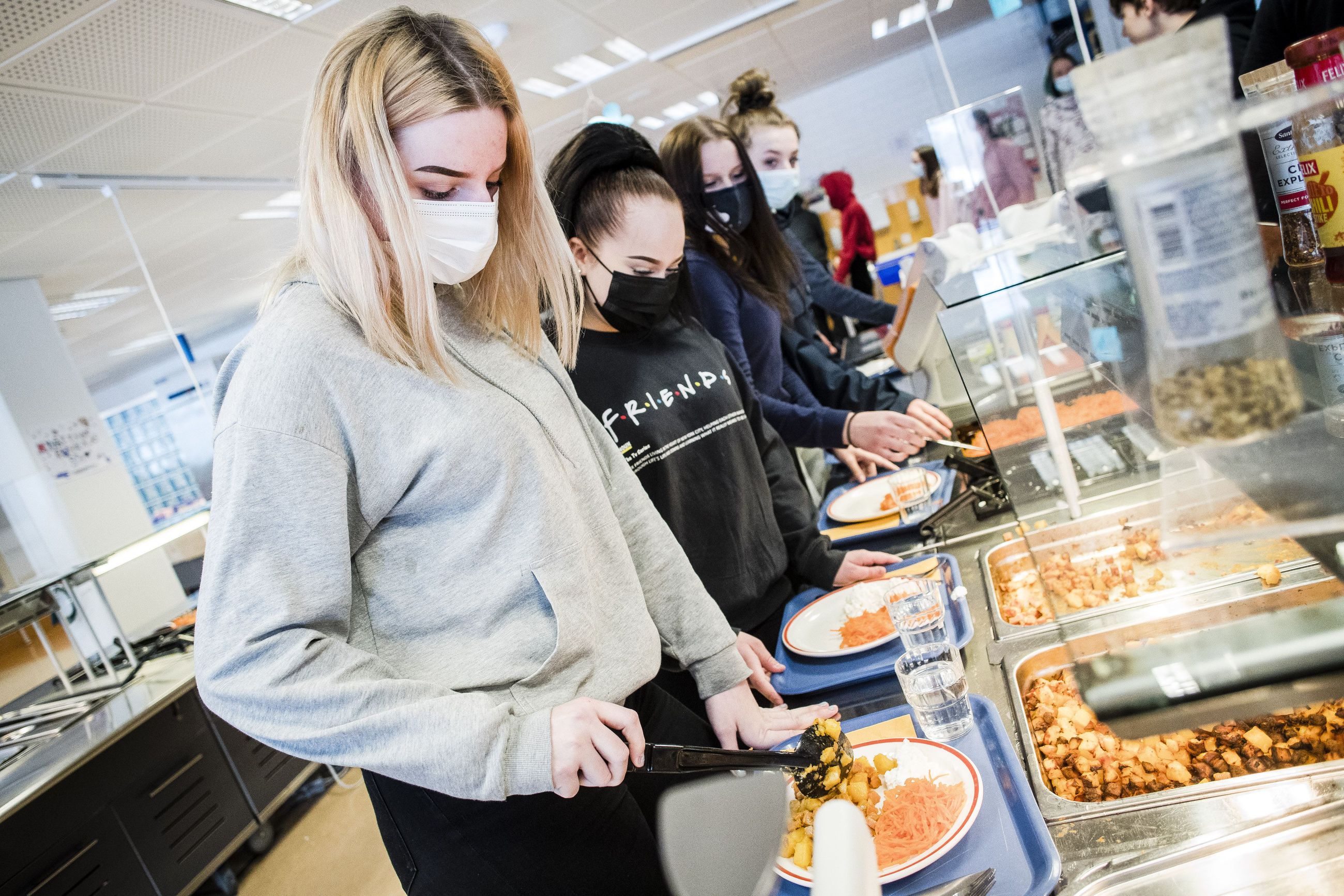 Kouluruoka kehittyy ekologisemmaksi ja terveellisemmäksi – maksuton  aamupuuro ja vegaaniset lounaat miellyttävät opiskelijoita | Kaleva