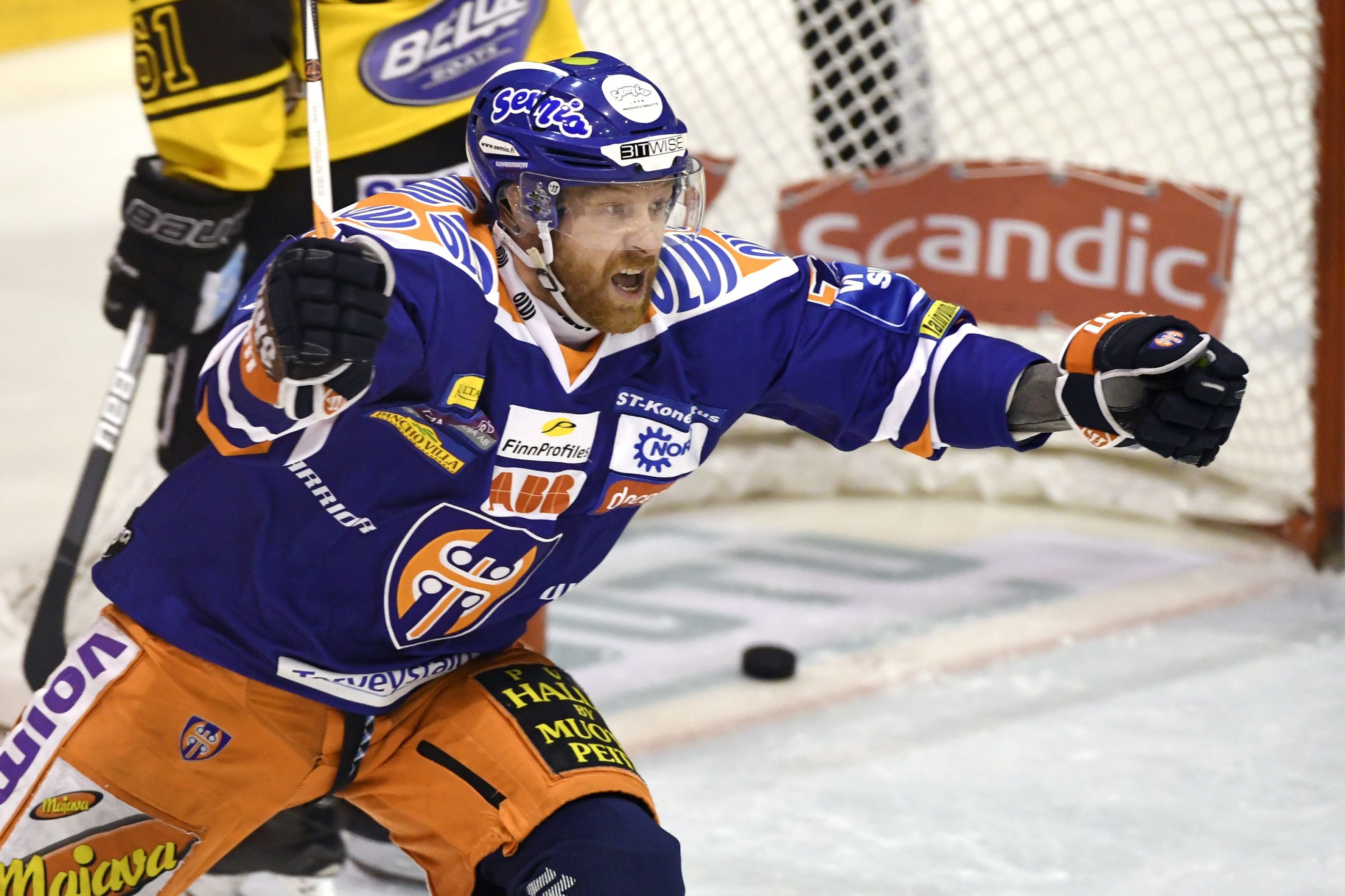 Tappara juhlii toista perättäistä mestaruutta, kultahulina täytti Tampereen  Keskustorin | Kaleva