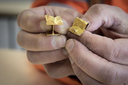 Kuka jätti tuhannen euron korut pikkutakin taskuun? – Oululaisessa poistotekstiilien lajitteluhallissa etsitään omistajaa kultaisille kalvosinnapeille