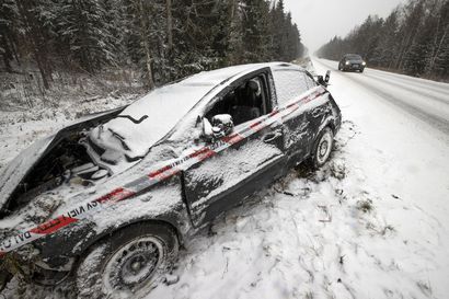 Lumen tulo yllätti: Malmitiellä kaksi liikenneonnettomuutta lähes samaan aikaan