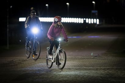 Oulun poliisi kertoo tekevänsä valvontaiskun lähipäivinä – "40 euron sakko rapsahtaa jo siitä, jos pyörästä puuttuu toinen valo edestä tai takaa"