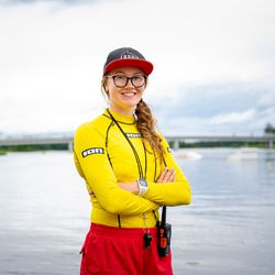 Oululainen rantapelastaja Henna Hökkä pääsee jakamaan vesi-innostustaan rakastamassaan työssä – "Vesi on mahdollistaja monelle hauskalle asialle"