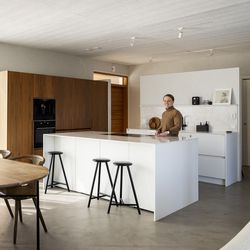 Kempeleläisperheen kodin sisustuksessa näkyy minimalistisuus: "Tykkäämme siitä, että on aika tyhjää ja pelkistettyä eikä ole mitään turhaa tavaraa"