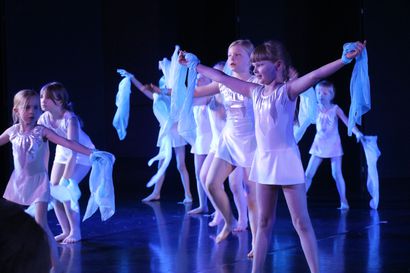 Katso 40 tunnelmakuvaa: Yli sata tanssikoululaista lavalla Haapavedellä