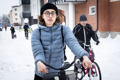 Lumisateet ja kovat pakkaset eivät estä pyöräilyä – Lapissa teiden talvikunnossapito aiheuttaa tyytymättömyyttä