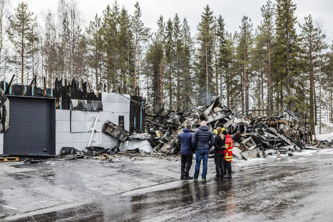 Suomen Akkujen päävarasto tuhoutui tulipalossa, arvo 600 000 euroa –  yrittäjäpariskunta matkalla Rovaniemelle: 