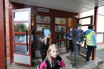 Oulun kouluissa harjoitellaan sisälle suojautumista, mutta se ei liity sodan uhkaan – Koskelan koulun harjoituksessa vaaran aiheutti kuvitteellinen junaonnettomuus