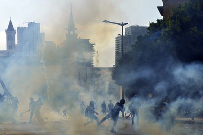 Poliisi on ampunut kyynelkaasulla riehuvia mellakoitsijoita Beirutissa