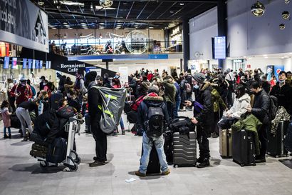 Rovaniemen lentoasema ruuhkautui pahoin – Finavian mukaan ruuhkat jatkuvat yhtä kauan kuin lähtöselvitystä hidastavat koronatoimet