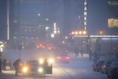 Ajokeli on sunnuntai-iltana huono lumisateen vuoksi, useita ulosajoja Oulun seudulla